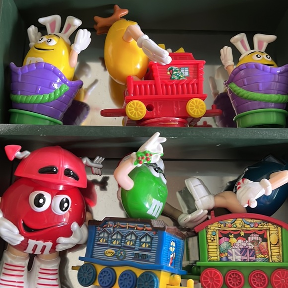 25 Toy. M&M Figures with Teak Cabinet - Picture 4 of 5